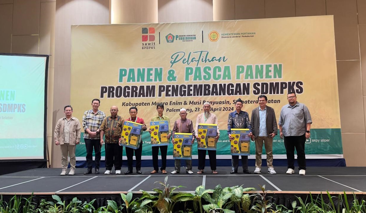 Pelatihan panen dan pascapanen kepada 144 pekebun kelapa sawit di wilayah Sumatra Selatan