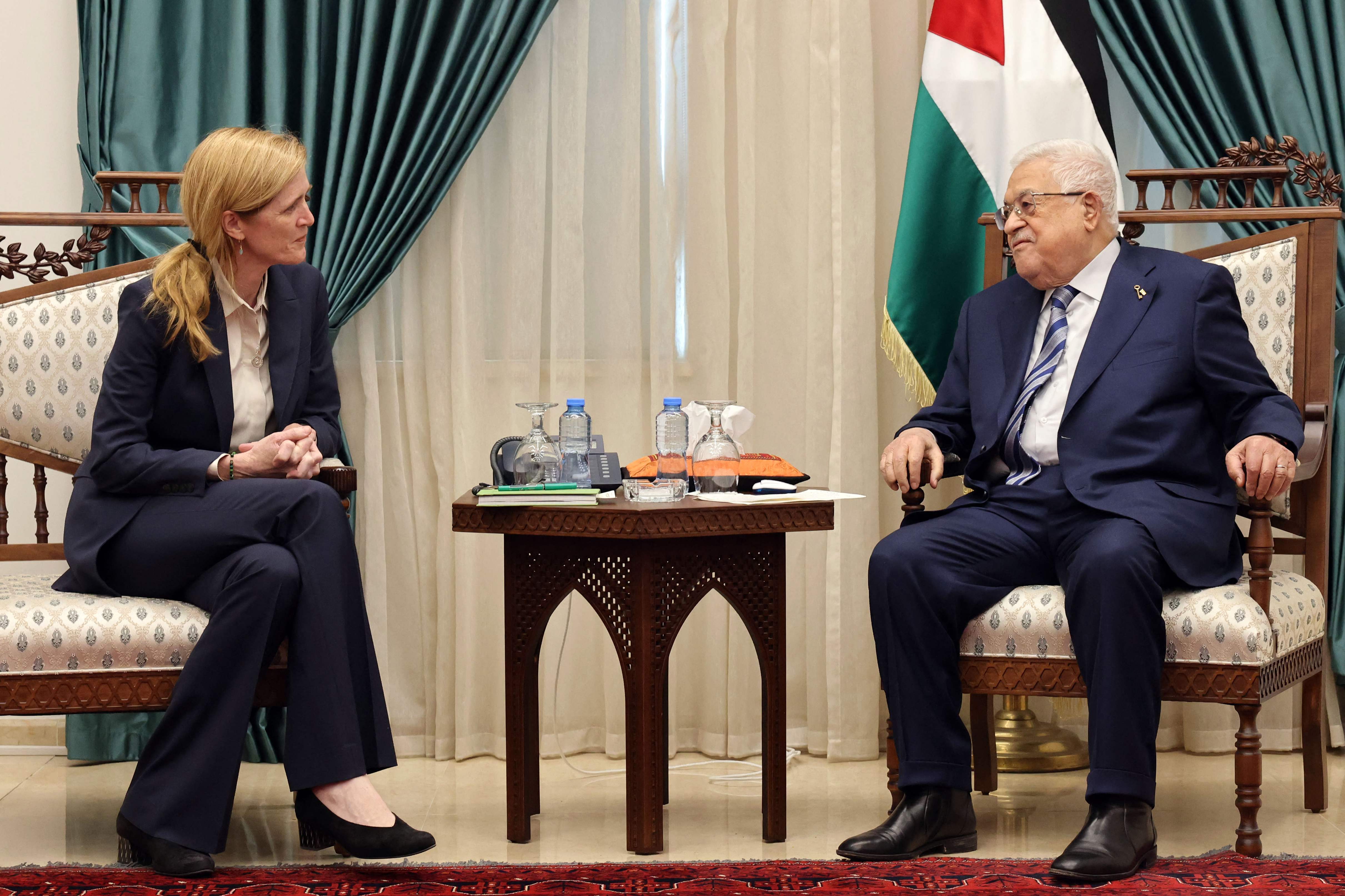 Presiden Palestina Mahmoud Abbas (kanan) bertemu  Administrator Badan Pembangunan Internasional AS (USAID) Samantha Power, Februari lalu