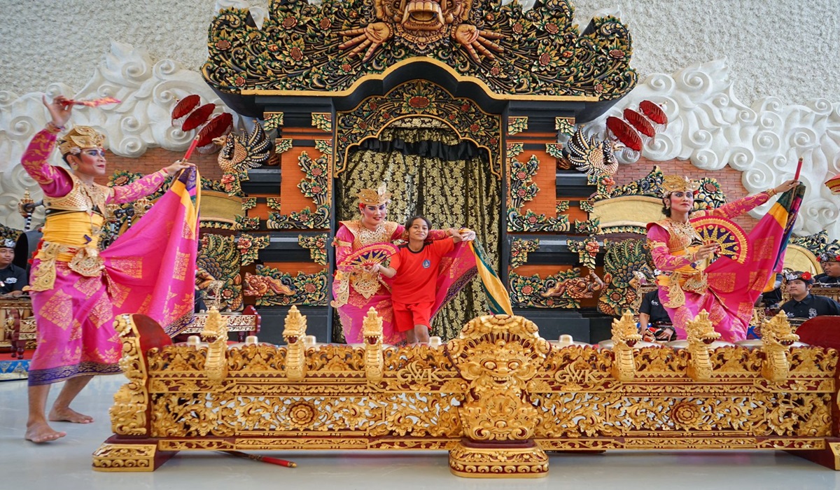 Pelajar sekolah dasar mencoba tari Bali di GWK.