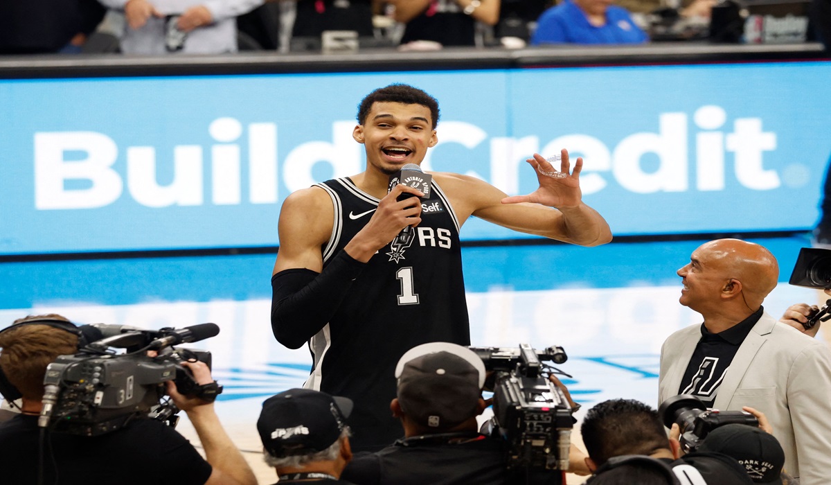 Victor Wembanyama Didenda karena Lakukan Selebrasi dengan Lempar Bola ke Penonton