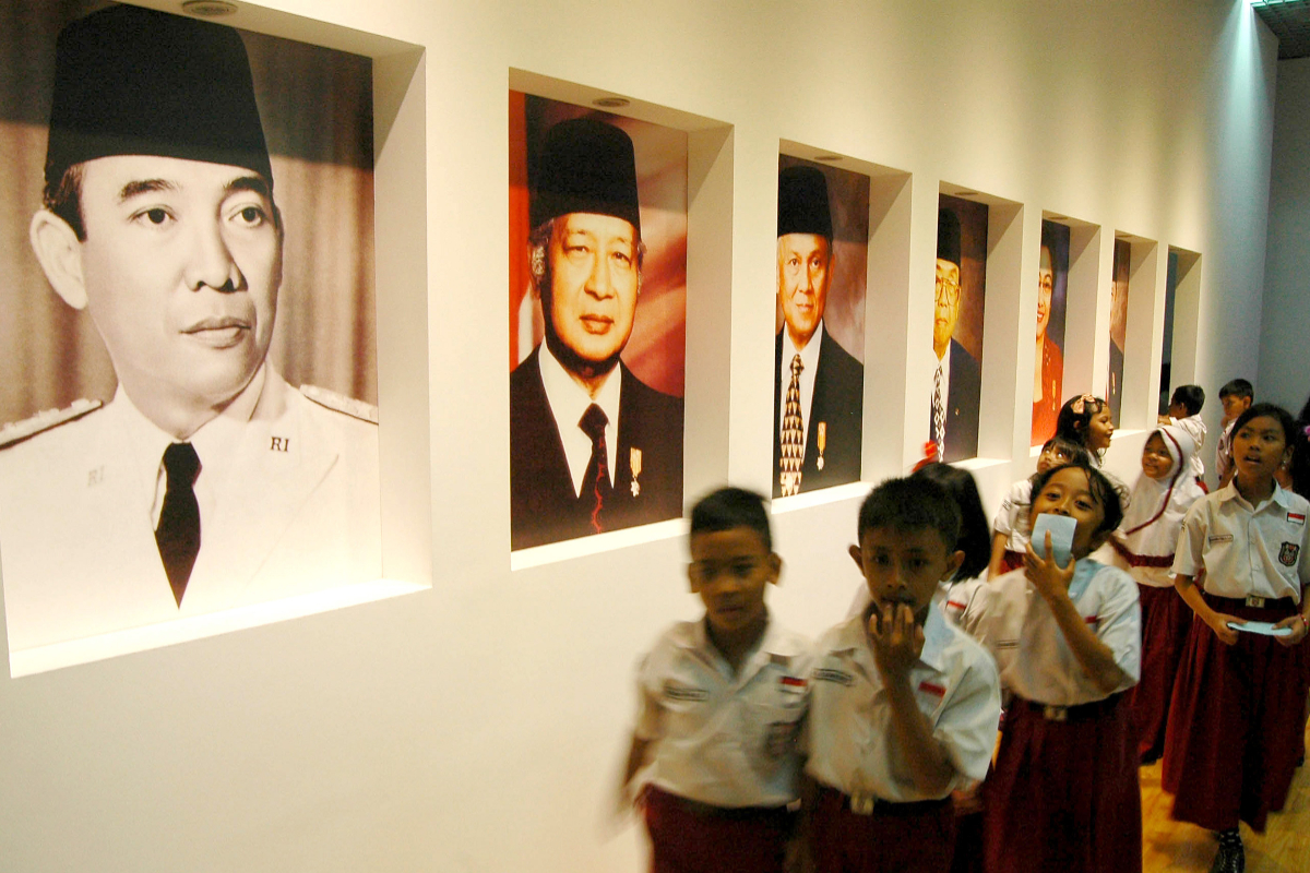 Sejumlah anak sekolah mengunjungi Istana Bogor, Kota Bogor, Jawa Barat, Rabu (25/5). Dalam rangka perayaan Hari Jadi Bogor (HJB), program 