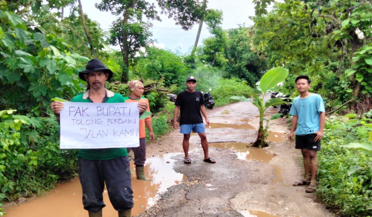 Jalan rusak 10 tahun, warga tanami pohon pisang di tengah jalan