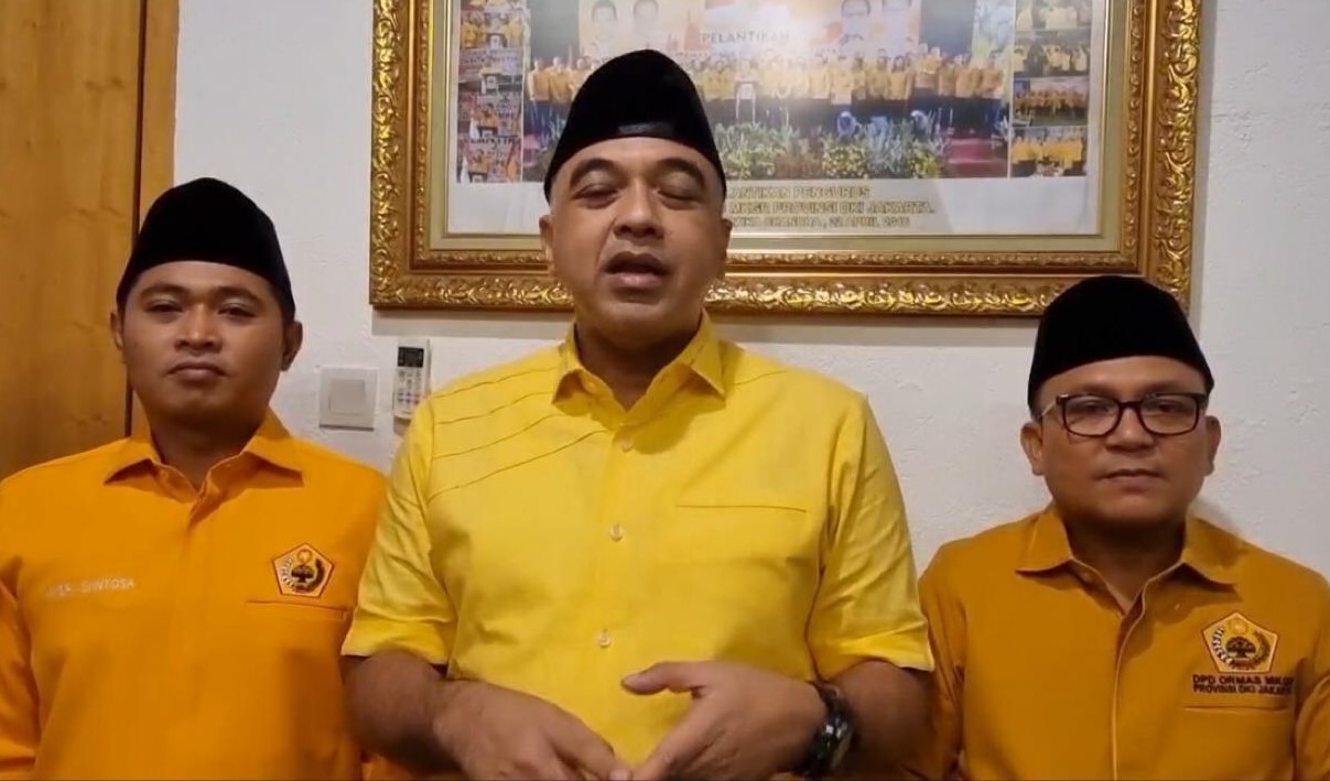 Ketua DPD Golkar DKI Jakarta Ahmed Zaki Iskandar (tengah) didampingi Basri Baco (kanan) memberikan keterangan pers.