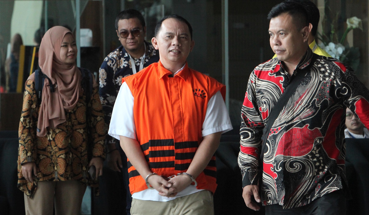 Tersangka mantan Bupati Labuhanbatu, Sumatera Utara (Sumut), Erik Adtrada Ritonga berjalan keluar usai menjalani pemeriksaan di KPK