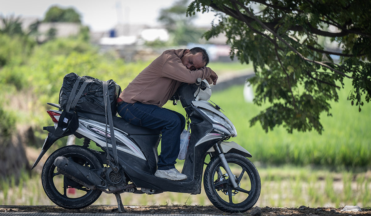 Pemudik bersepeda motor beristirahat di bahu jalan raya pantura, Indramayu, Jawa Barat, Minggu (7/4). Kelelahan sering menyerang pemudik. 