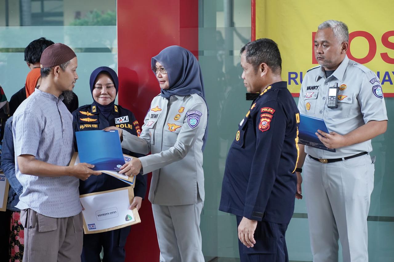 Direktur Operasional Jasa Raharja Dewi Aryani Suzana, menyerahkan santunan kepada 11 ahli waris korban kecelakaan lalu lintas Km 58 