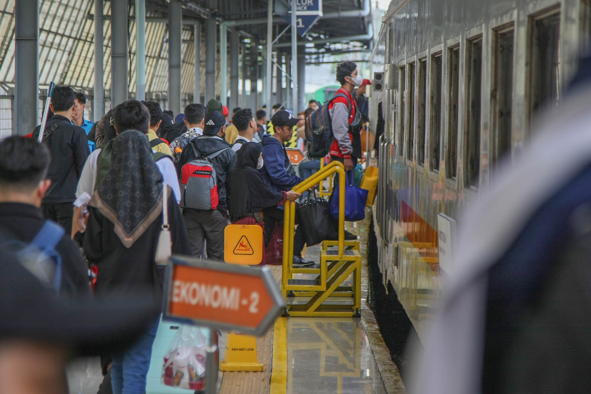 Para penumpang antre memasuki gerbong kereta api Motis Utara jurusan Pasar Senen-Semarang Tawang di Stasiun Pasar Senen, Jakarta, Jumat (05/