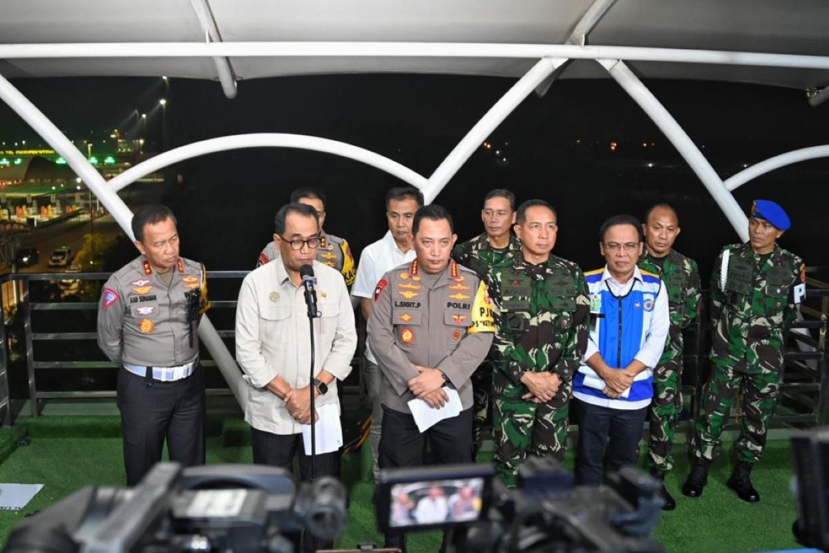 Menteri perhubungan Budi Karya Sumadi memberikan keterangan pers usai meninjau arus mudik.