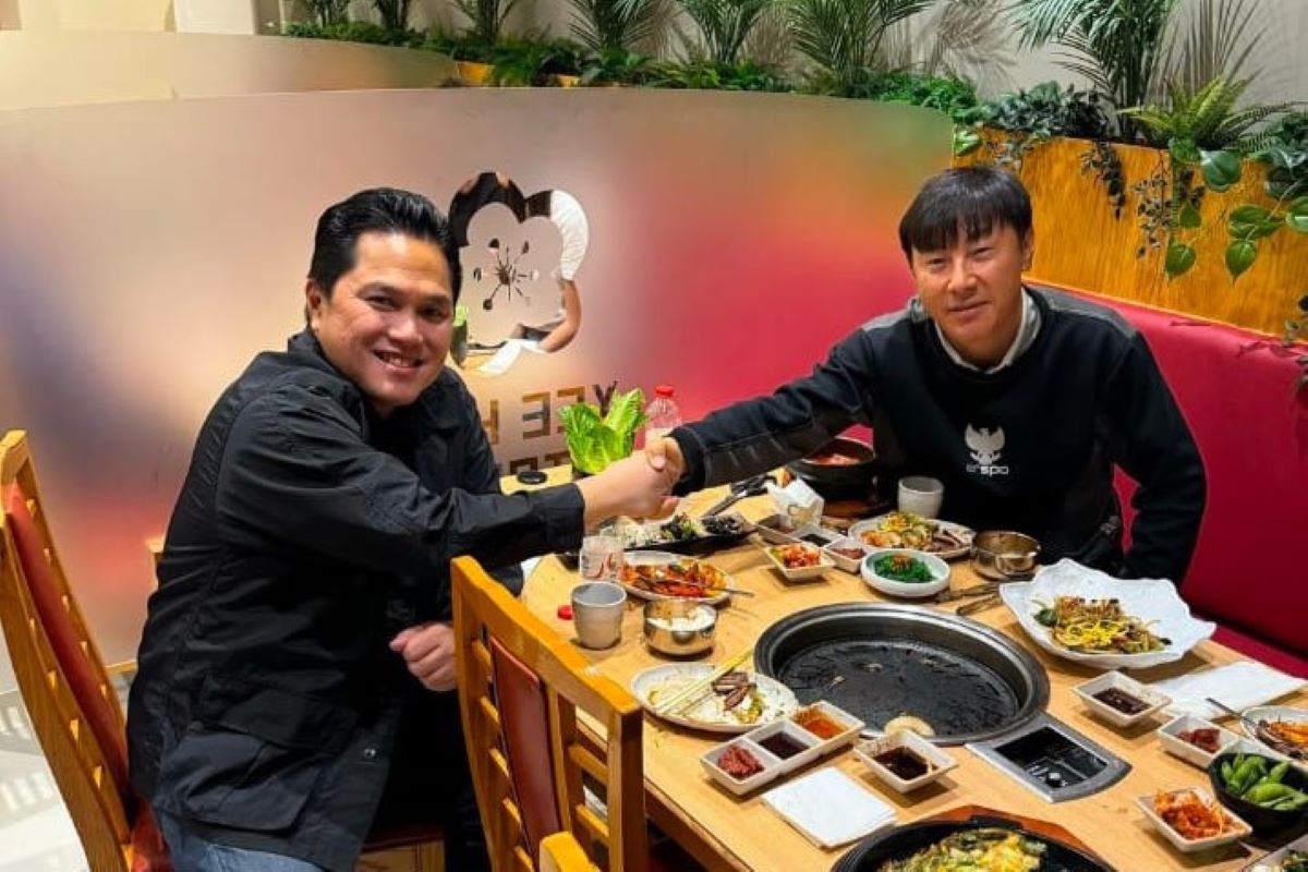 Ketua Umum PSSI Erick Thohir duduk bersama pelatih timnas Indonesia Shin Tae-yong.