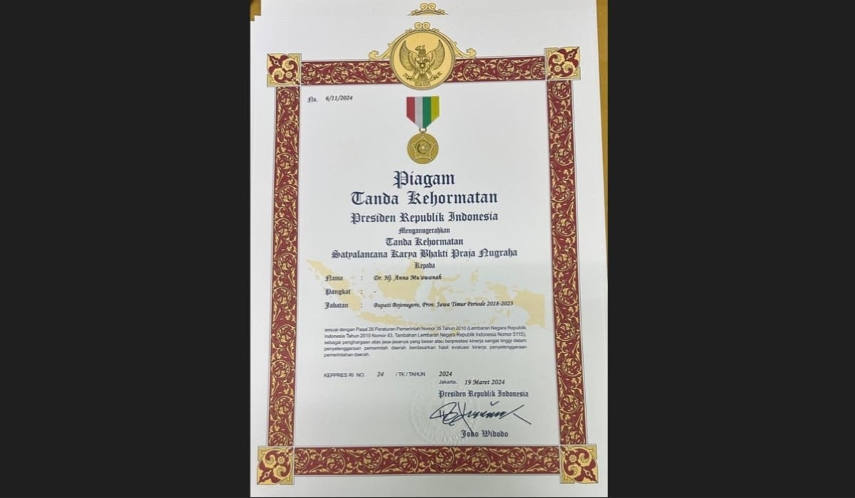 Piagam tanda kehormatan Satyalencana Karya Bhakti Praja Nugraha yang diraih Bupati Bojonegoro periode 2018-2023 Anna Mu'awanah