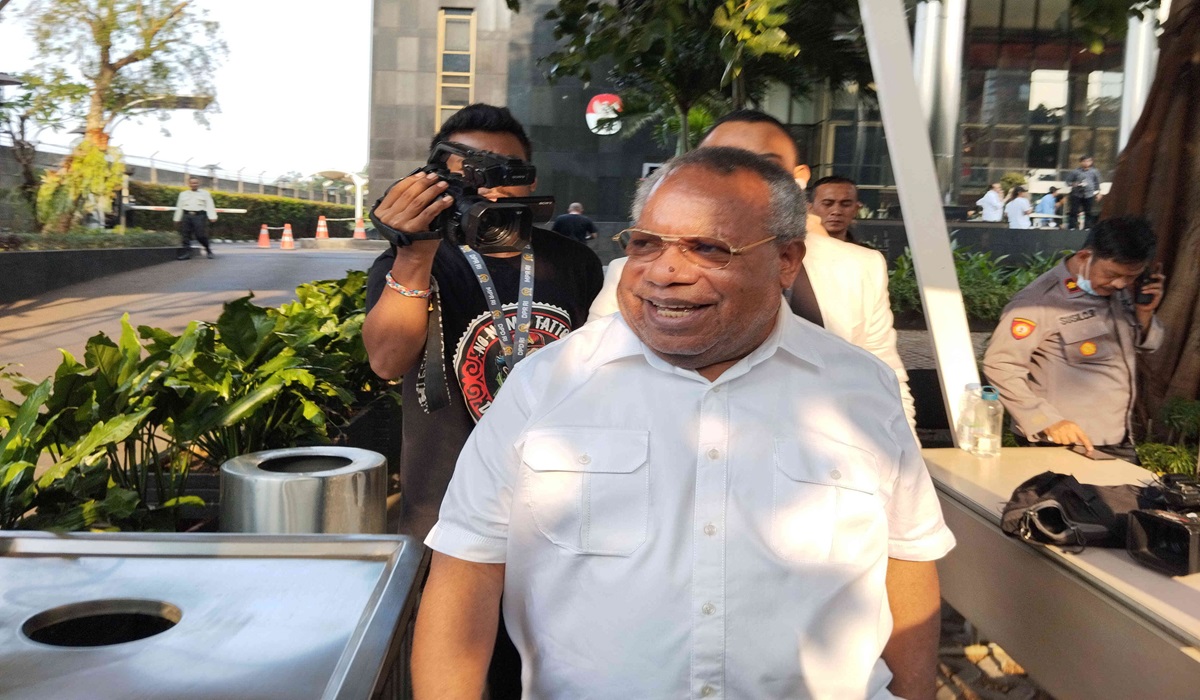 Bupati Mimika Papua Eltinus Omaleng, usai menjalani pemeriksaan, di Gedung Merah Putih KPK, Jakarta.