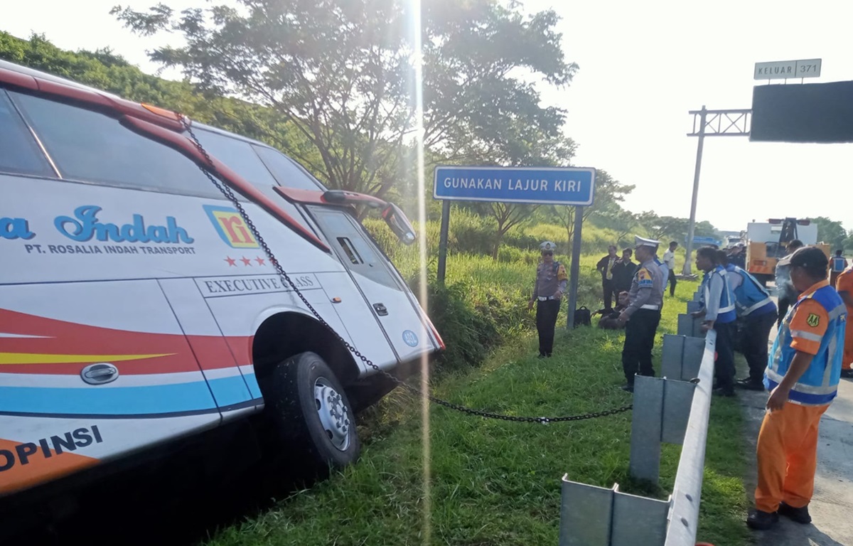 PT Jasa Marga bersama petugas kepolisian telah mengevakuasi korban dan bus Rosalia Indah yang mengalami kecelakaan tunggal di Tol Batang