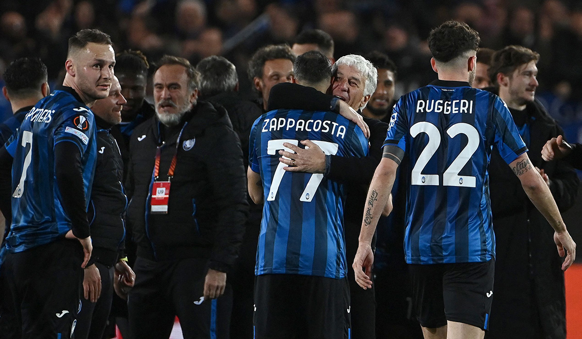 Pelatih Atalanta Gian Piero Gasperini memeluk pemainnya, Davide Zappacosta.
