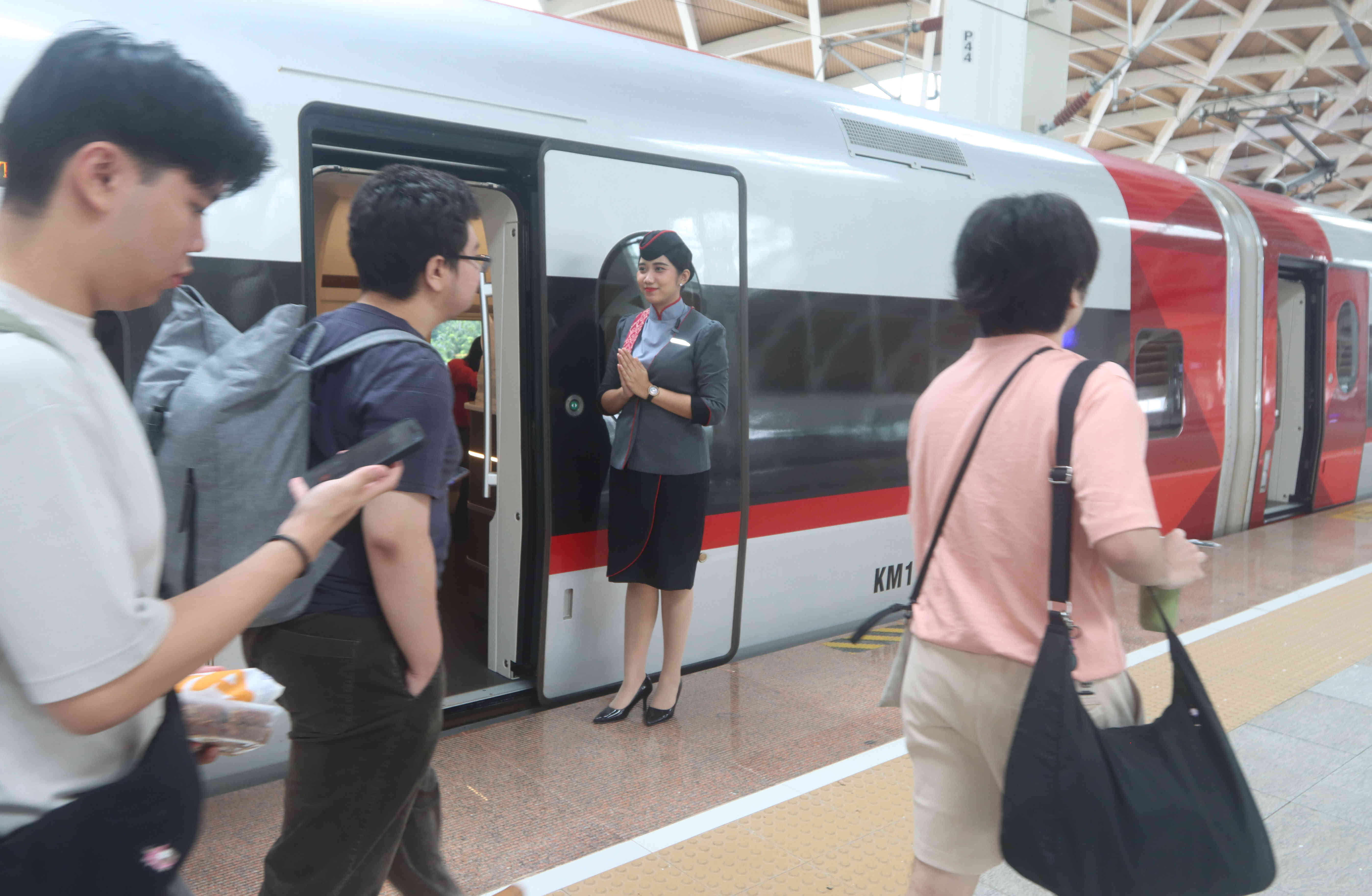 Penumpang menaiki Kereta Cepat Whoosh jurusan Jakarta-Bandung di Stasiun Halim, Jakarta, Selasa (30/1).