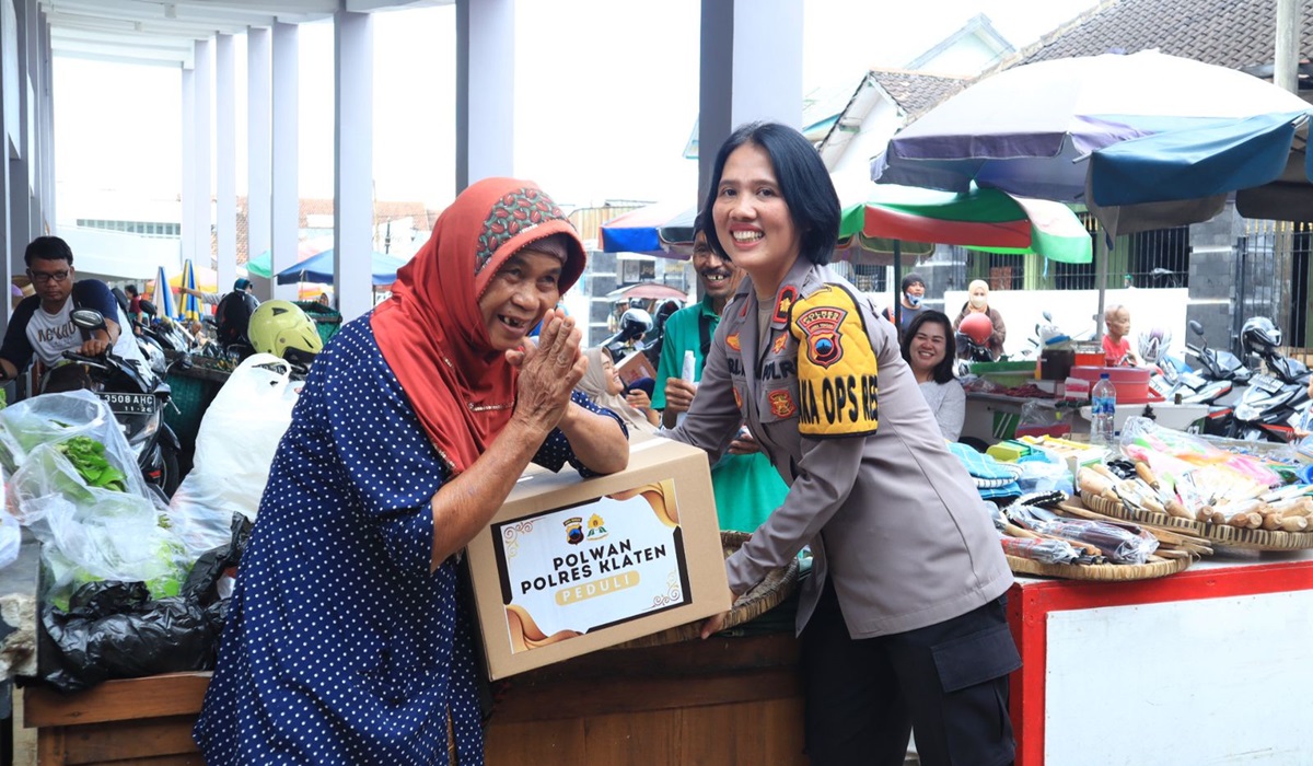 Wakapolres Kompol Tri Wakhyuni menyerahkan paket sembako kepada pedagang di Pasar Gedhe Klaten.
