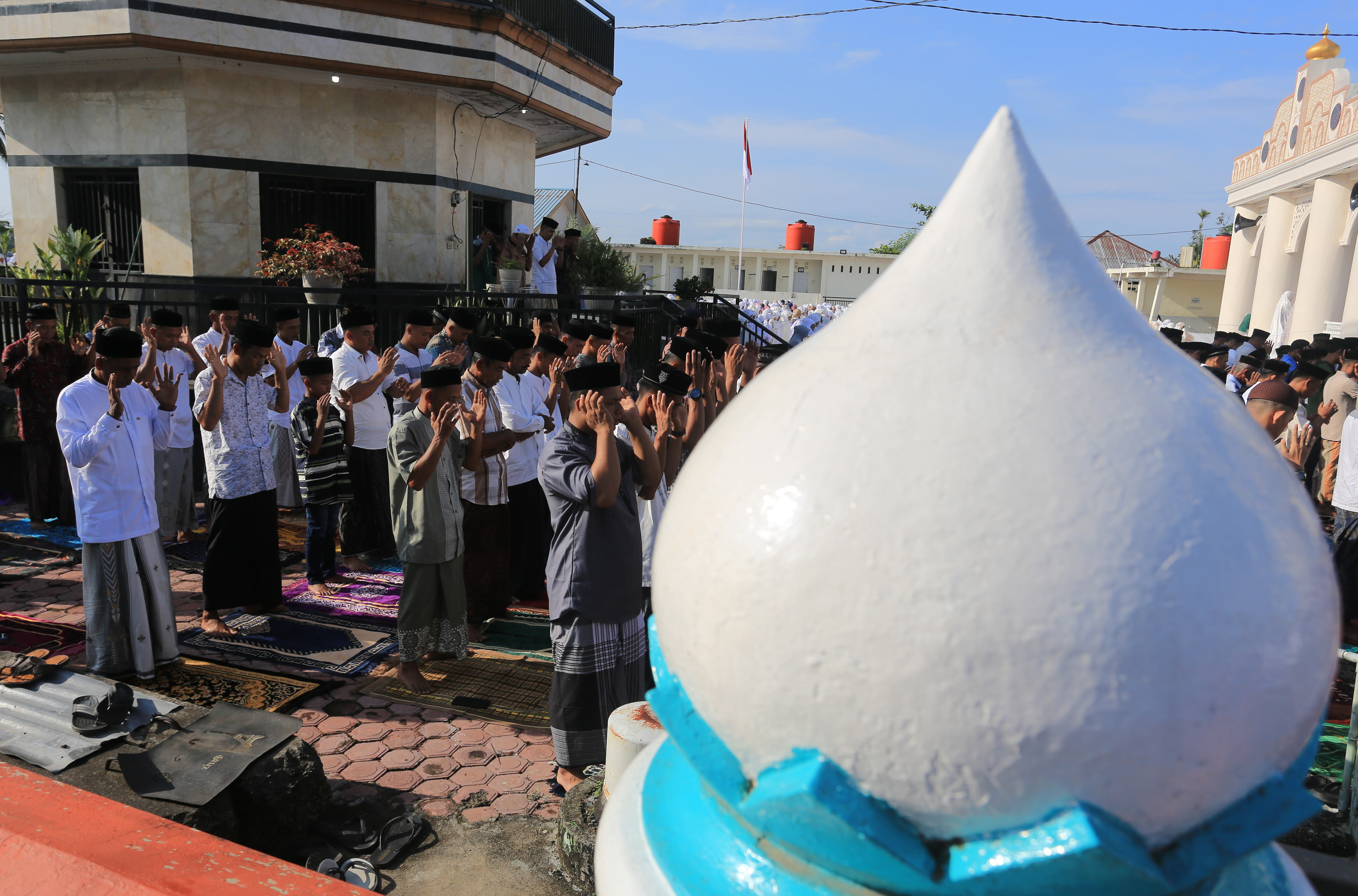  Jamaah Tarekat Syattariyah di Nagan Raya, Aceh, melaksanakan shalat Idul Fitri 1445 Hijriah Senin (8/4).
