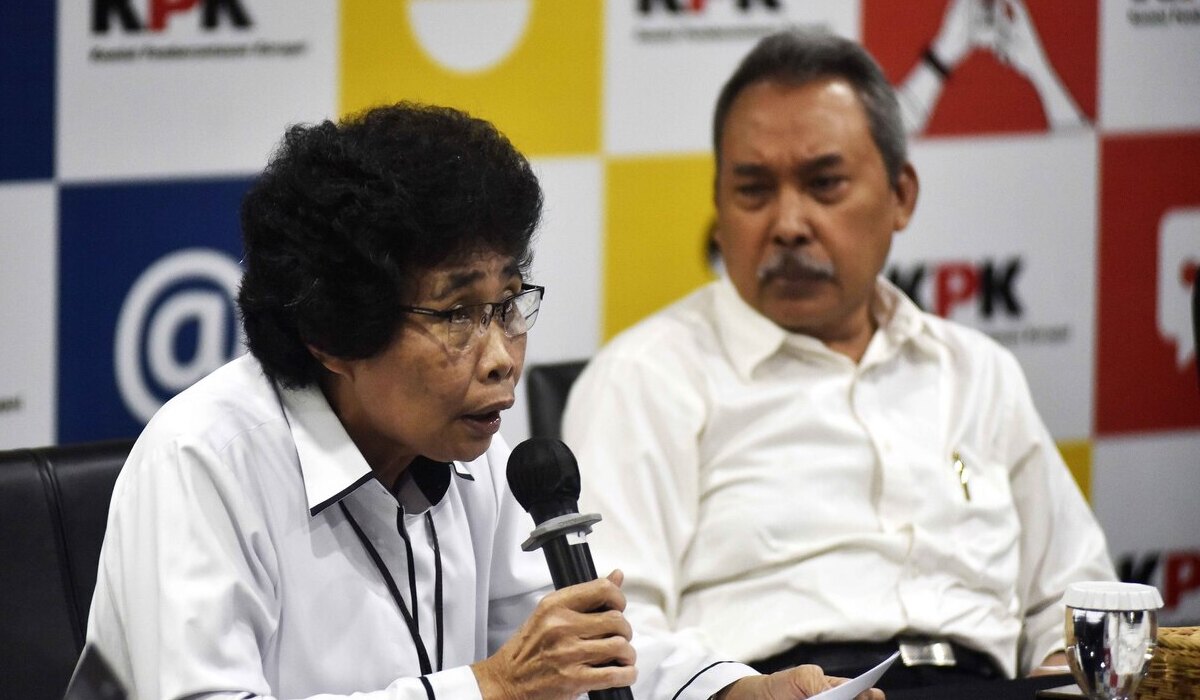 Anggota Dewan Pengawas KPK Albertina Ho (kiri) didampingi Syamsuddin Haris.