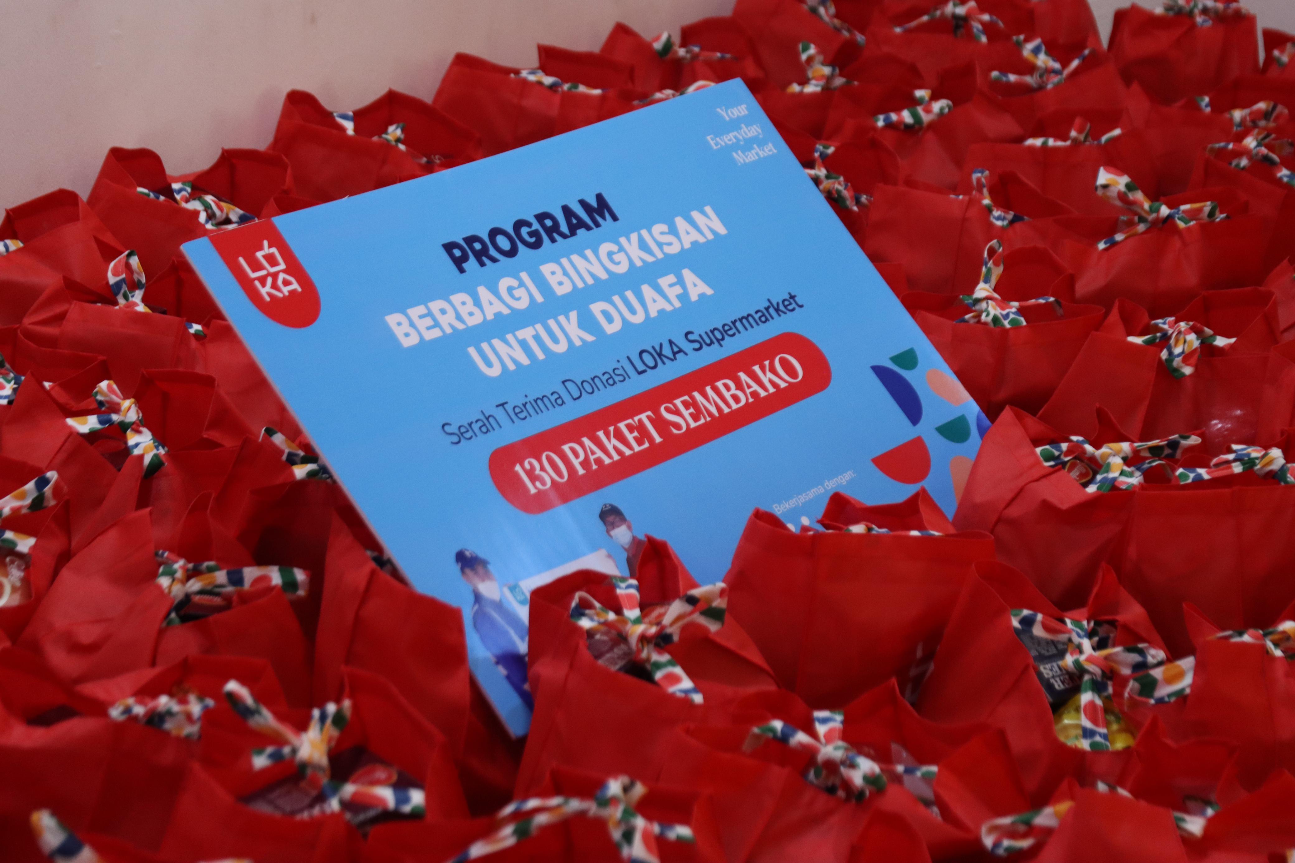 Program berbagi bingkisan untuk duafa Loka Supermarket