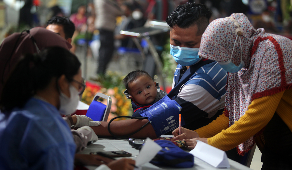 Calon penumpang menjalani tes kesehatan di Terminal Bungurasih, Sidoarjo, Jawa Timur.