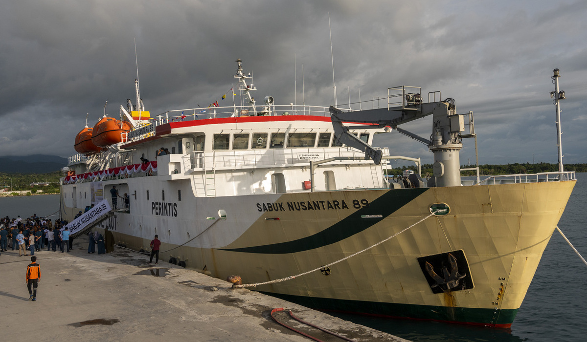 Sejumlah penumpang menaiki kapal Sabuk Nusantara 89 di Pelabuhan Pantoloan, Palu, Sulawesi Tengah (Sulteng).