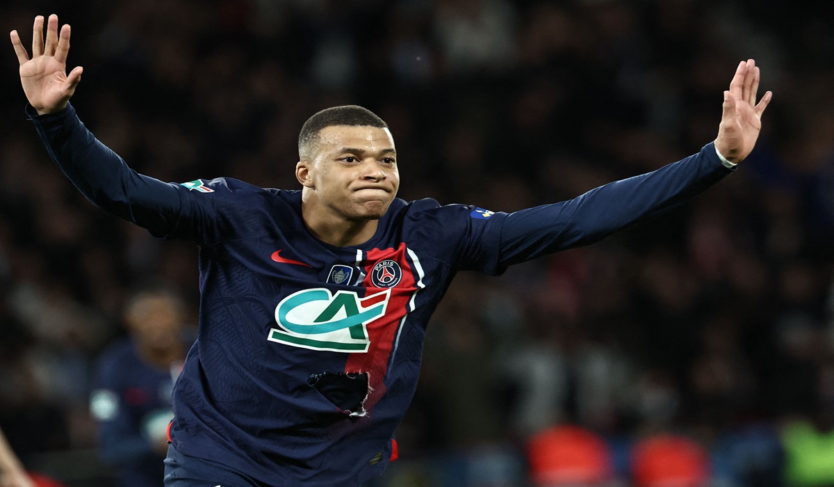 Penyerang PSG Kylian Mbappe melakukan selebrasi usai mencetak gol ke gawang Rennes di laga semifinal Coupe de France.