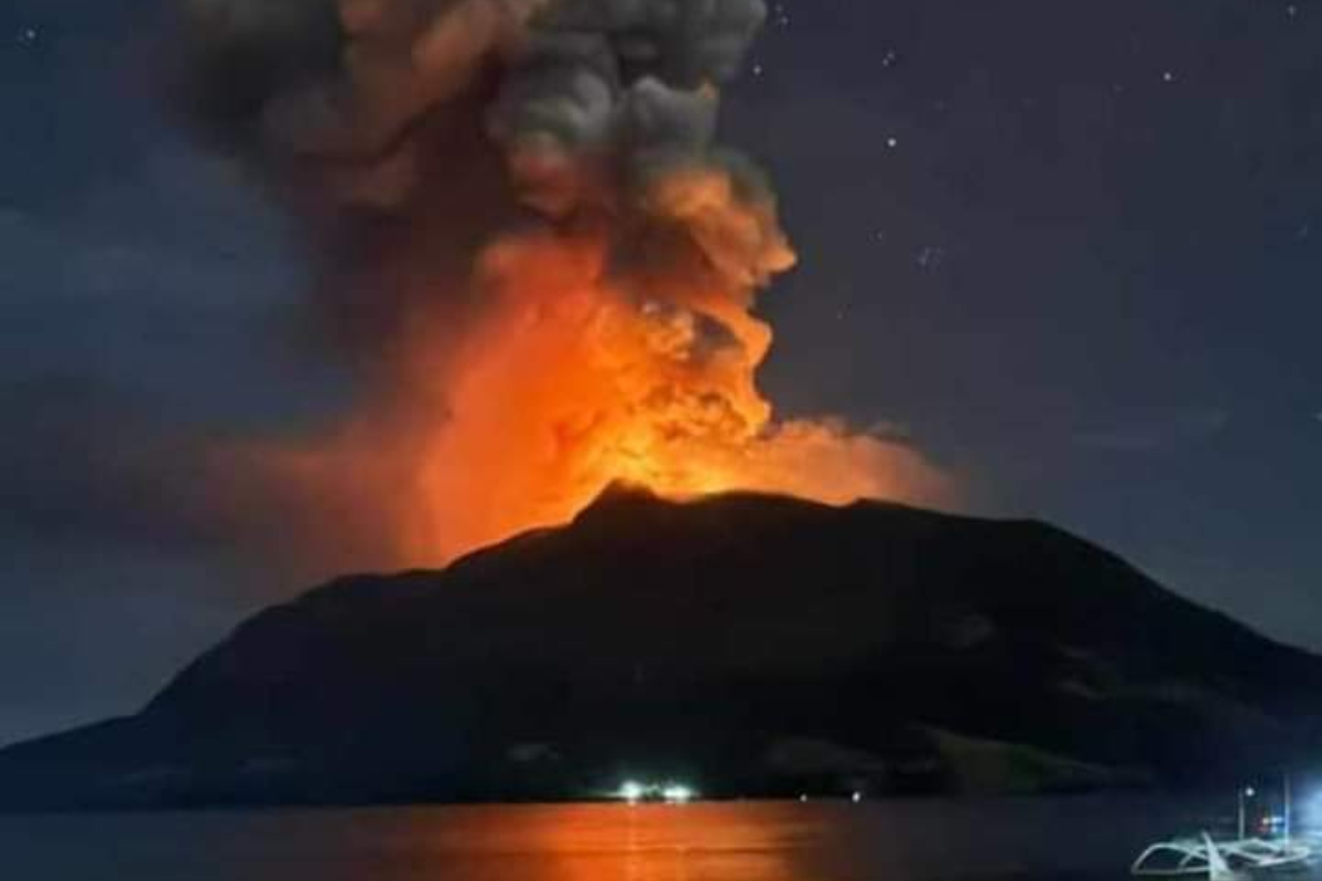 Gunung Ruang yang berada di Sulawesi Utara mengalami erupsi dan saat ini BNPB menetapkan statusnya menjadi siaga