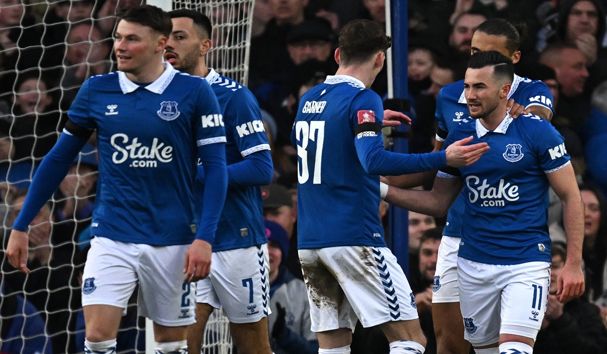 Pemain Everton melakukan selebrasi usai mencetak gol ke gawang lawan.