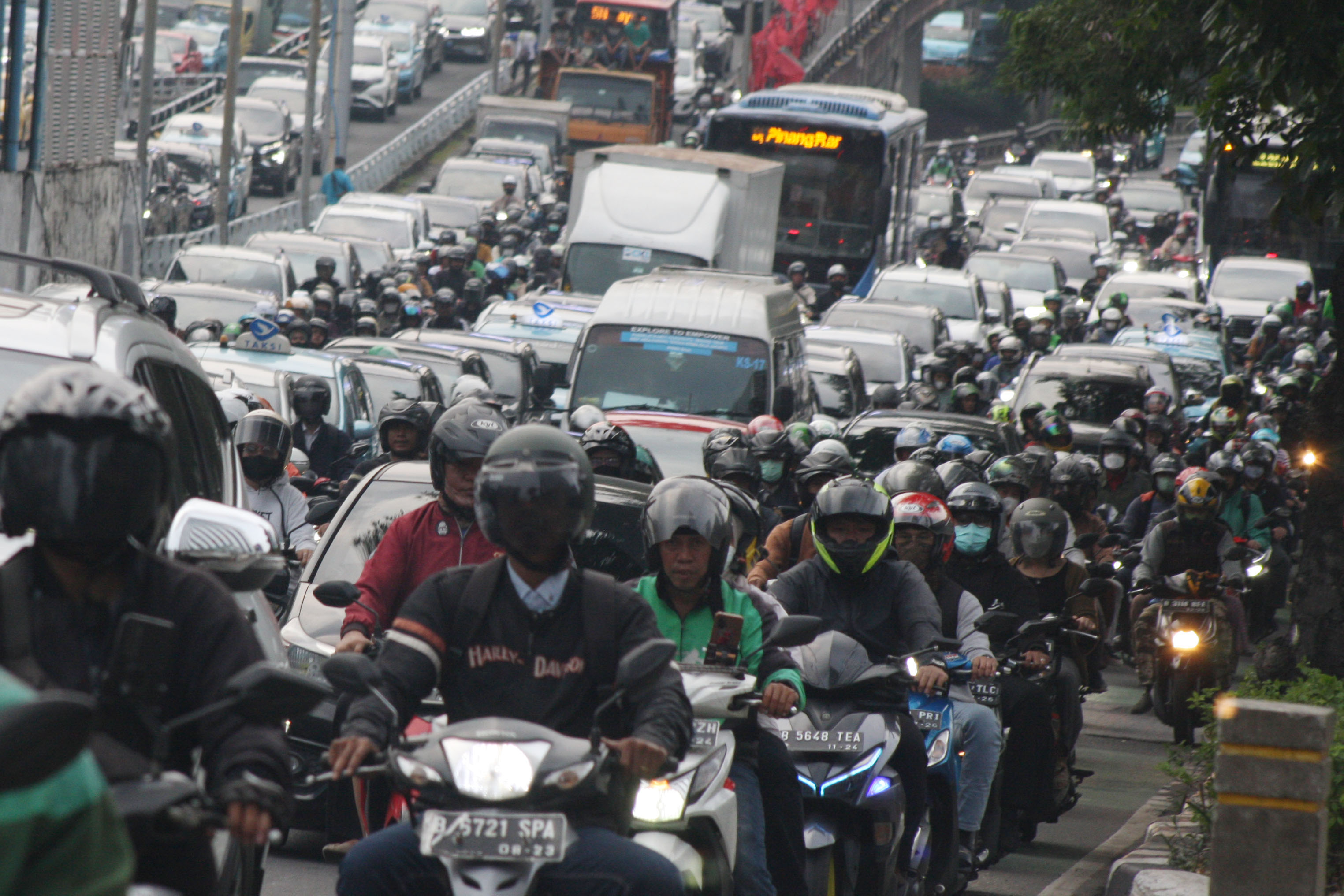 Para pengendara kendaraan roda empat dan dua terjebak macet di Jalan Gatot Subroto Jakarta