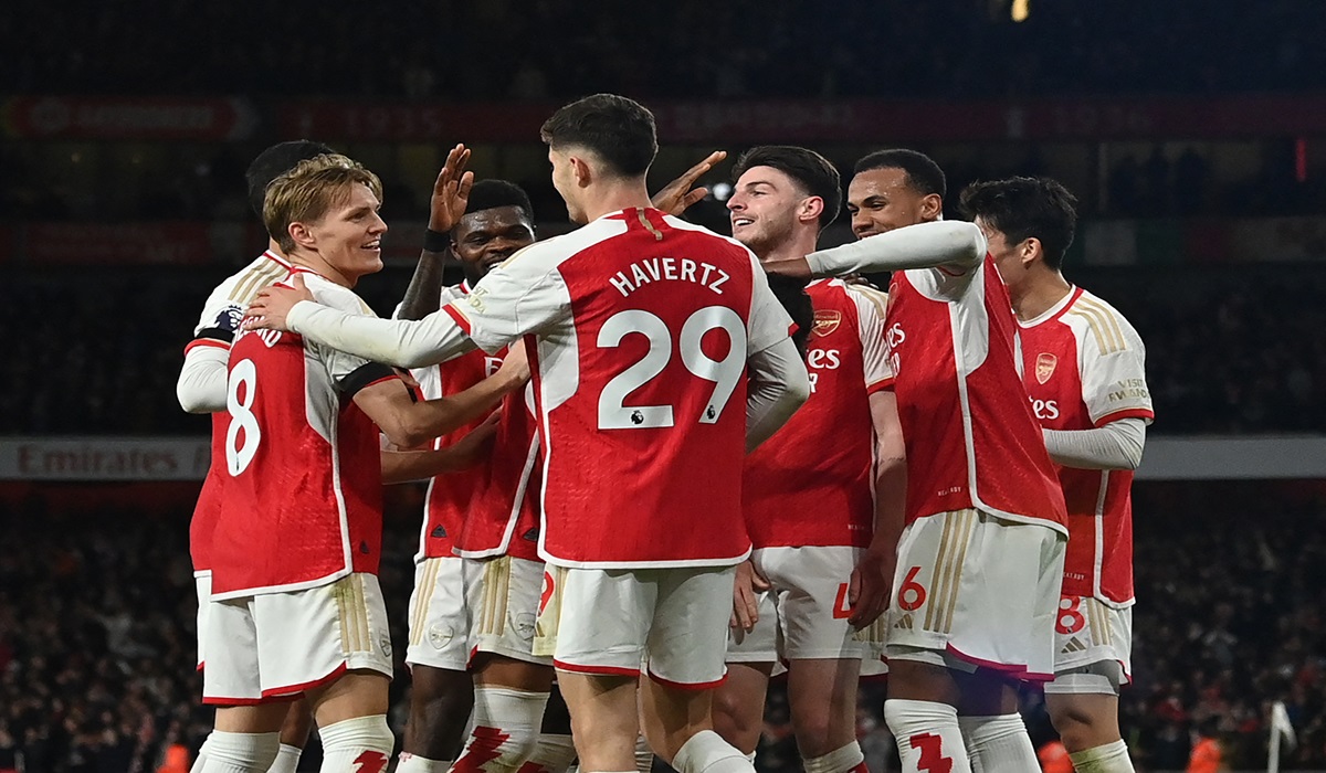 Para pemain Arsenal melakukan selebrasi usai mencetak gol ke gawang Chelsea di laga Liga Primer Inggris.