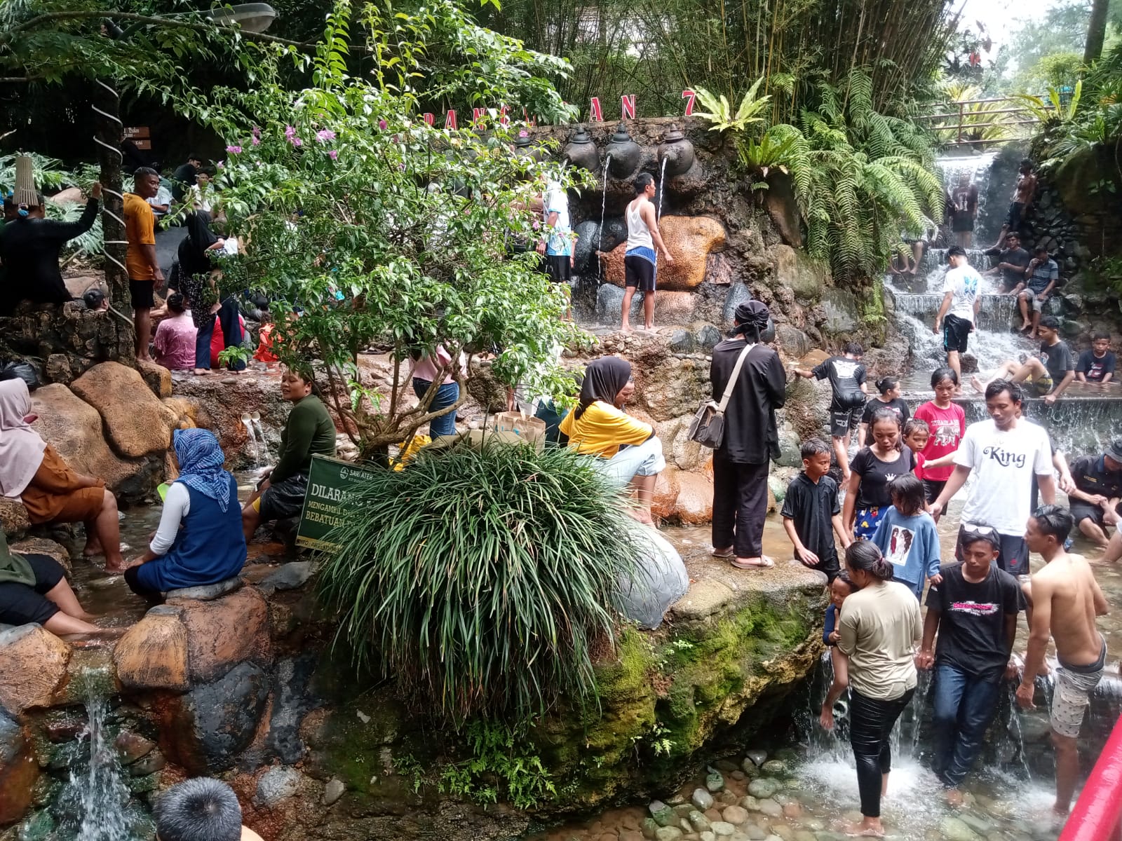 Warga menikmati kesegaran air panas di kawasan Ciater, Subang