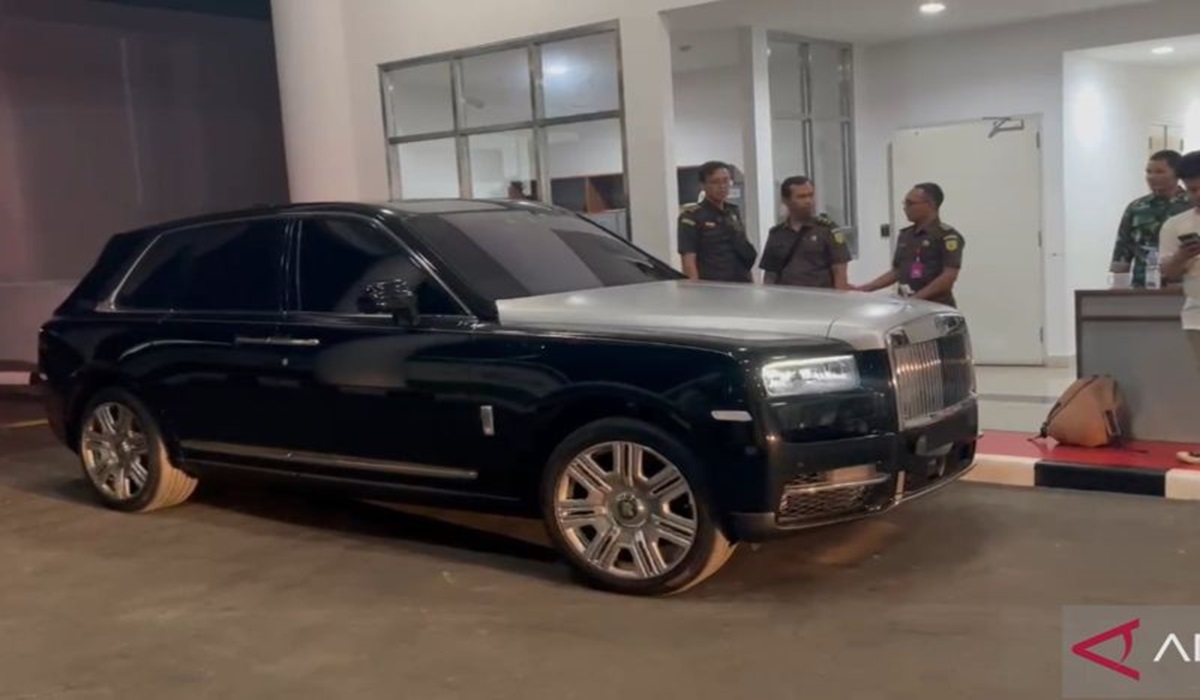 Penampakan mobil Rolls Royce milik Harvey Moeis yang disita penyidik Jampidsus Kejaksaan Agung, Senin (1/4).