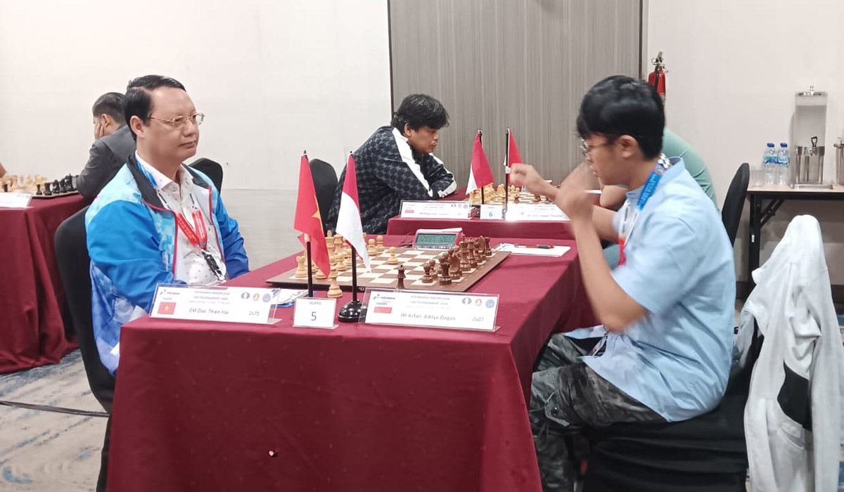 Pecatur Indonesia Aditya Bagus Arfan (kanan) melawan wakil Vietnam GM Thien Hai Dao (kiri).