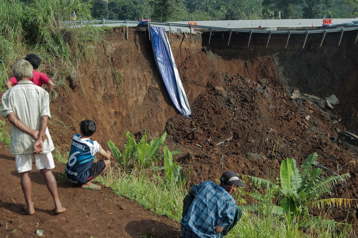 Kepala Tim Kerja Gerakan Tanah PVMBG, Oktory Prambada, menjelaskan faktor seperti curah hujan tinggi dan kondisi geologi memicu longsor.