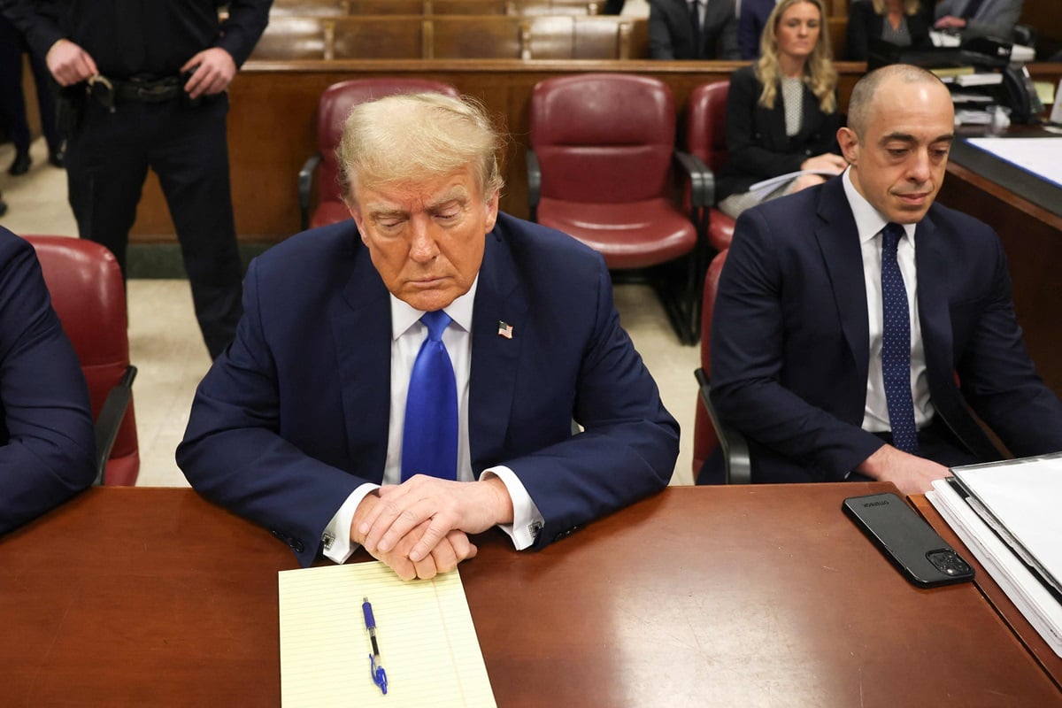 Donald Trump murung dan diam saat menjalani persidangan