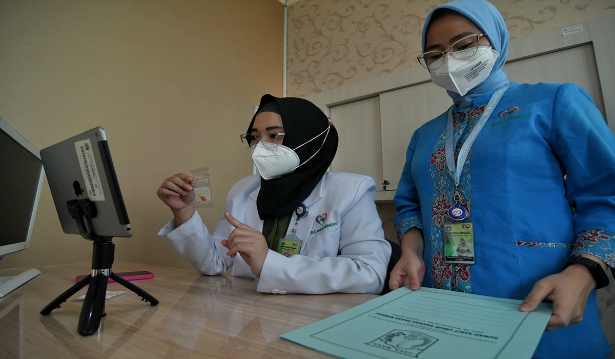 Ilustrasi--Dokter sedang memberikan konsultasi jarak jauh (telemedicine) pada pasien umum di RSUD Pasar Minggu, Jakarta.