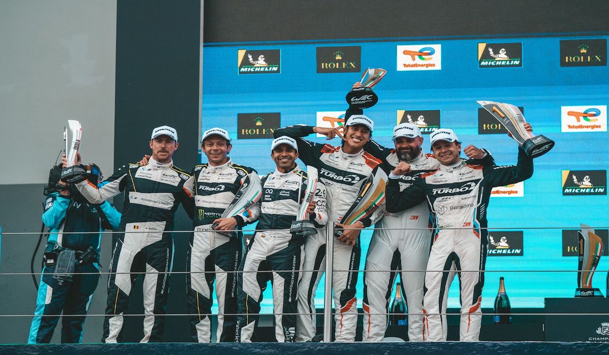 Sean Gelael bersama dua rekan setimnya, Augusto Farfus dari Brasil dan Darren Leung pemenang di Sirkuit Imola