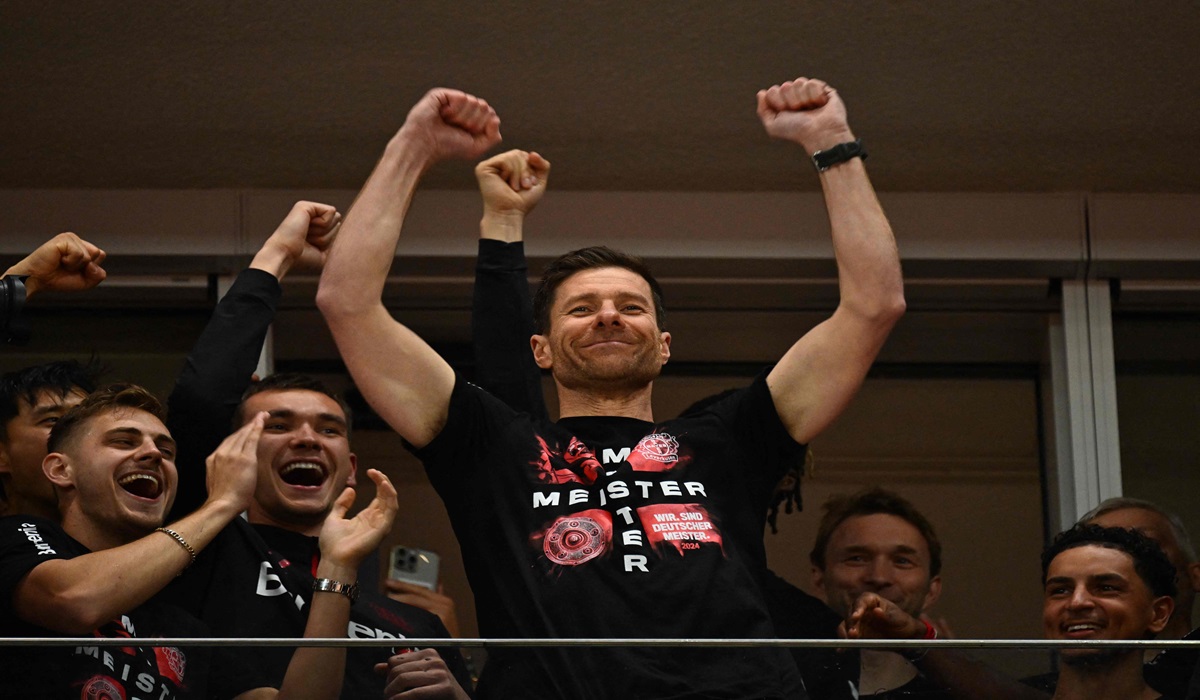 Pelatih Xabi Alonso melakukan selebrasi usai Bayer Leverkusen dipastikan menjadi juara Bundesliga.