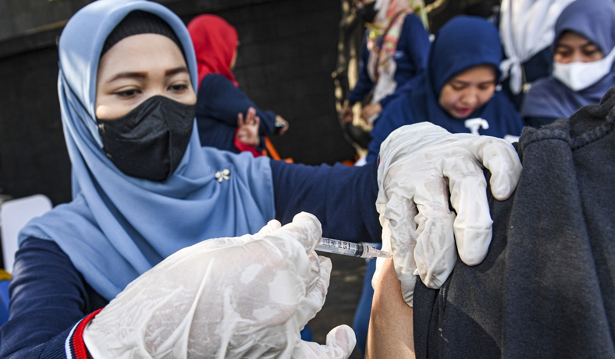 Petugas kesehatan menyuntikan vaksin covid-19 di kawasan Bundaran HI, Jakarta  