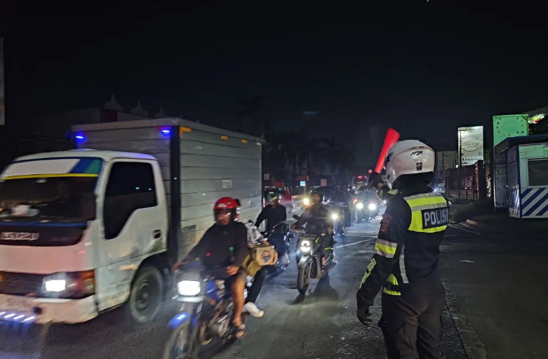 Kendaraan roda dua dan empat memadati jalur arteri Tangerang menuju Merak