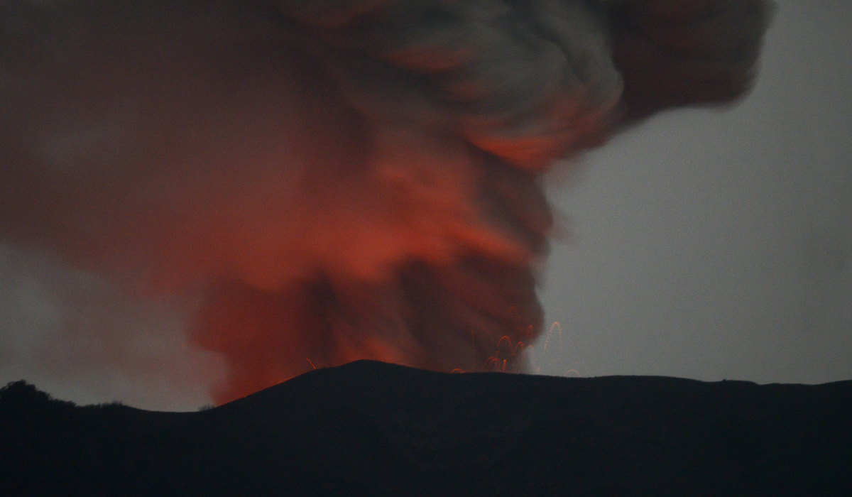 Letusan gunung Marapi pada Februari 2024, sejak saat itu Marapi secara berkala mengeluarkan abu vulkanik dan lahar dingin.