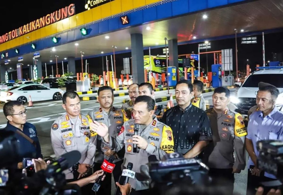 Kepala Polda Jawa Tengah Irjen Ahmad Luthfi menggelar konferensi pers di GT Kalikangkung, Jawa Tengah, Minggu (7/4) malam.