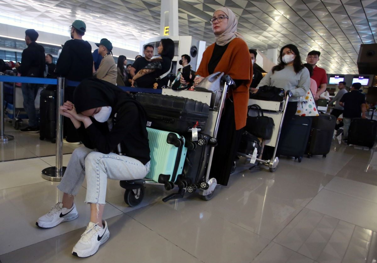  Calon penumpang antre untuk lapor diri di Terminal 3, Bandara Soekarno Hatta, Tangerang, Banten, Sabtu (6/4).