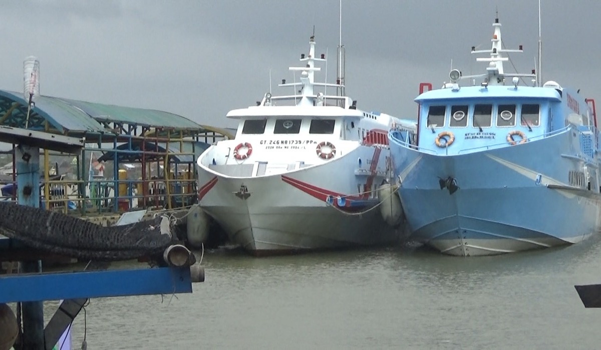 Kapal di Pelabuhan Penyebrangan Kapal Kartini Jepara yang akan menyeberang ke Karimunjawa.
