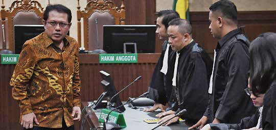 Terdakwa kasus dugaan suap dan gratifikasi pengurusan perkara di MA Hasbi Hasan (kiri) seusai menjalani sidang pembacaan putusan.