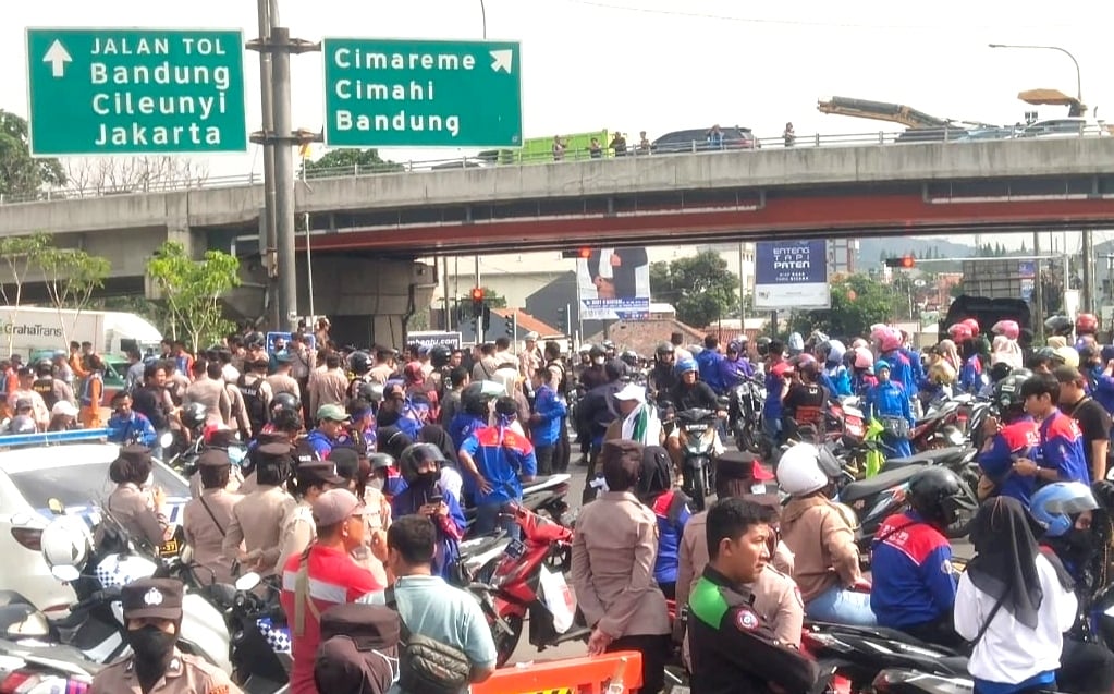 Buruh di Kabupaten Bandung Barat menutup jalan saat berujuk rasa.