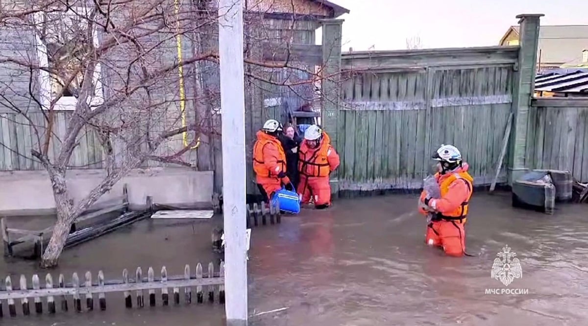 Rusia telah melakukan evakuasi massal hampir 4.500 orang di wilayah Orenburg, Urals Selatan, setelah bendungan pecah mengakibatkan banjir. 