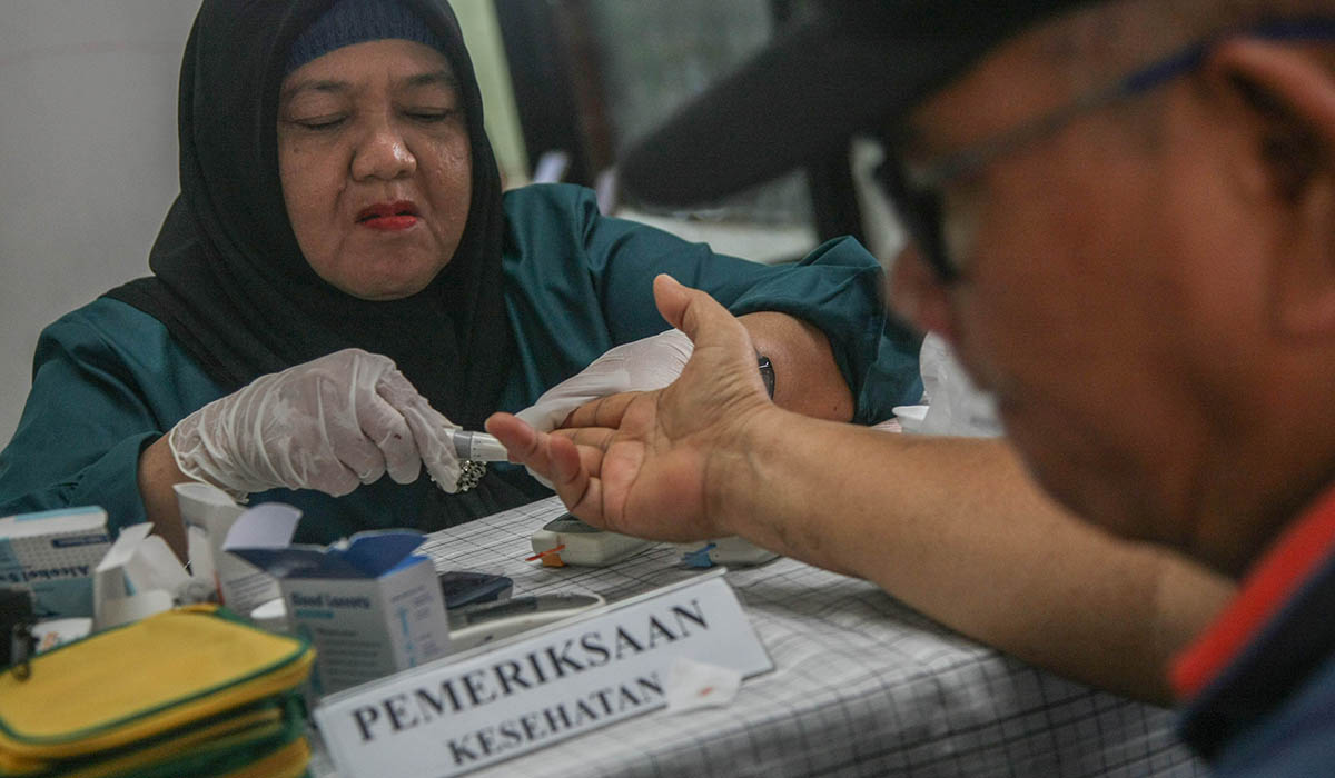 Seorang manula mendapatkan layanan pemeriksaan kesehatan gratis.