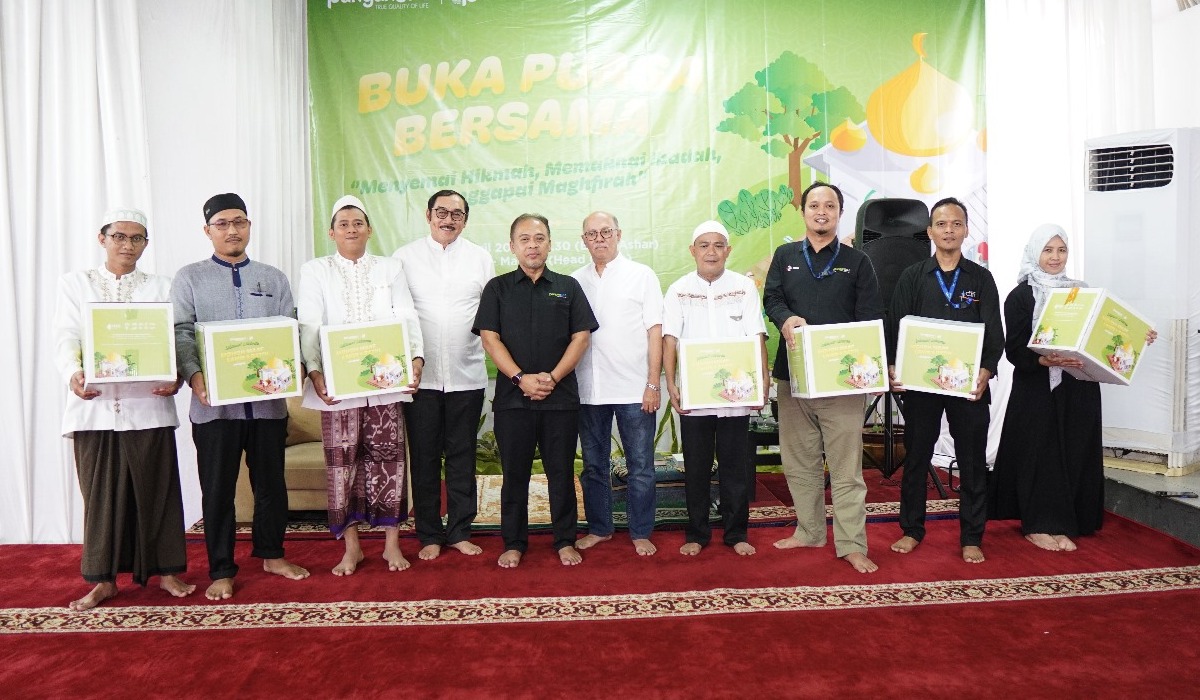 Santunan anak yatim dari PT Pangansari Utama di Ciracas, Jakarta Timur.