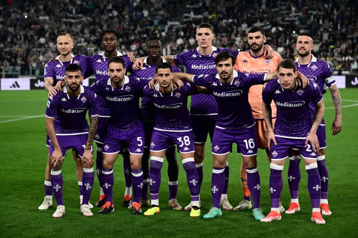 Para pemian Fiorentina melakukan sesi foto tim.