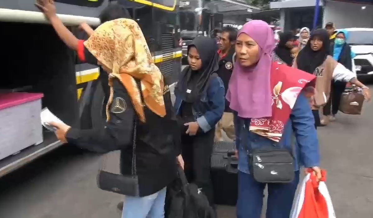 Pemudik di Terminal Bus Tanjung Priok, Jakarta.